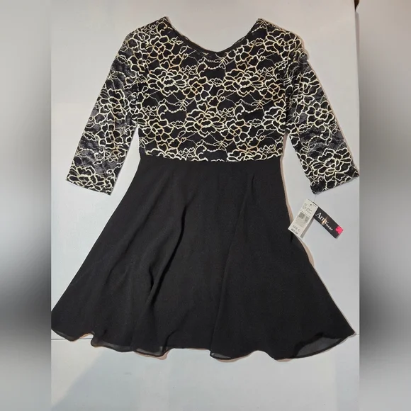 Amy Wear Black Dress With Cream/light Gold Colored Rose Lace Detail - Picture 2 of 8